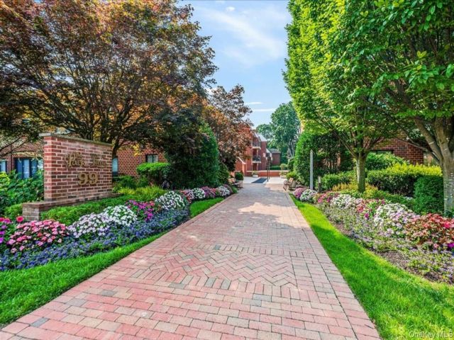  2 BR,  2.00 BTH &nbsp;Mid rise style home in Rockville Centre