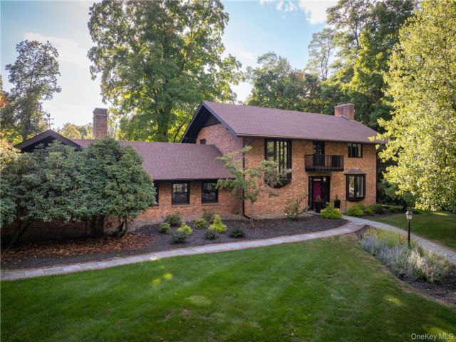  3 BR,  4.00 BTH &nbsp;Colonial style home in Poughkeepsie