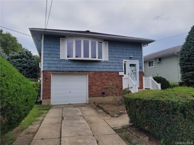  4 BR,  2.00 BTH &nbsp;Hi ranch style home in Elmont