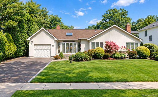  3 BR,  2.00 BTH &nbsp;Ranch style home in Garden City