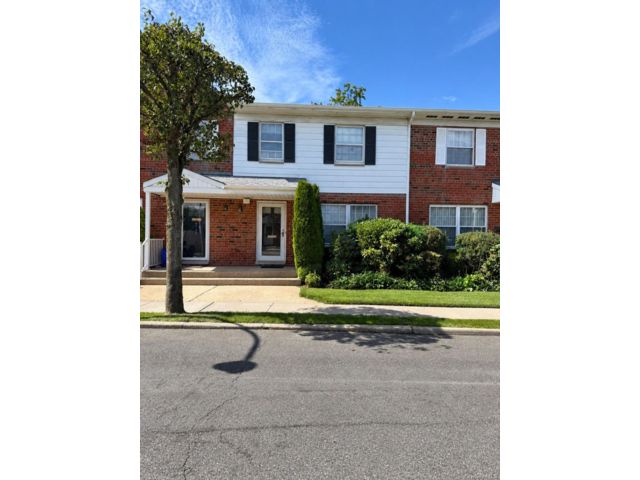  4 BR,  3.00 BTH &nbsp;Condo style home in Hempstead