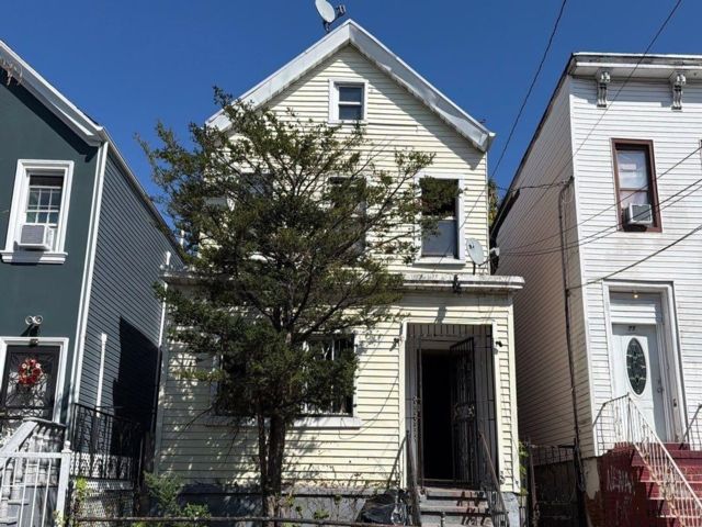  3 BR,  1.00 BTH &nbsp;Colonial style home in Cypress Hills