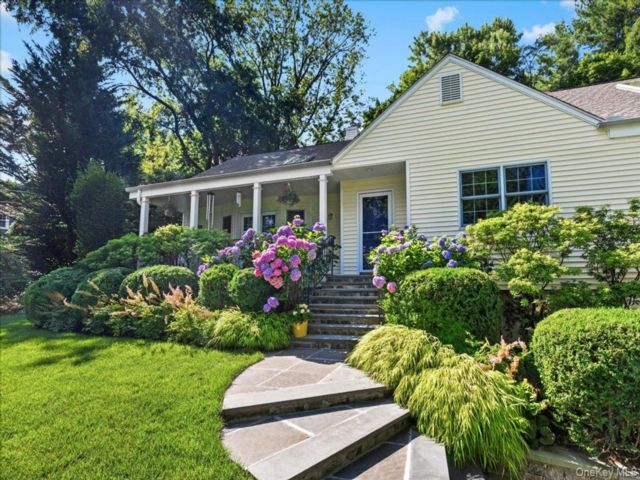  4 BR,  3.00 BTH &nbsp;Split level style home in Hastings-on-hudson