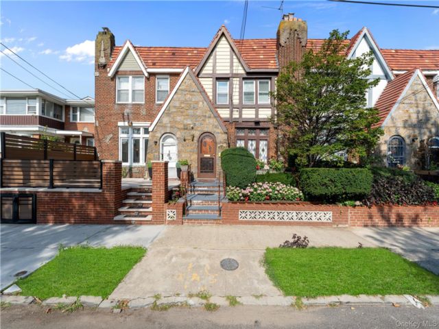  3 BR,  3.00 BTH &nbsp;Tudor style home in Laurelton