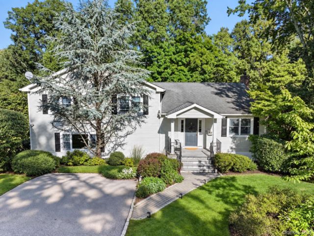  4 BR,  3.00 BTH &nbsp;Split level style home in Hartsdale