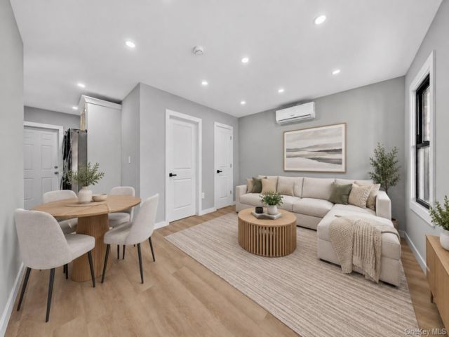  3 BR,  3.00 BTH &nbsp;Colonial style home in Wakefield
