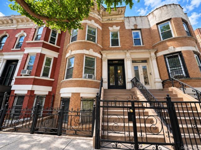  4 BR,  1.00 BTH &nbsp;House style home in Morris Heights