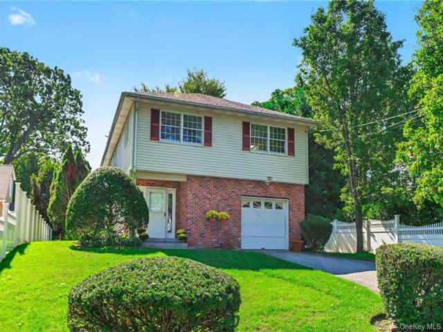  4 BR,  2.00 BTH &nbsp;Hi ranch style home in Locust Valley