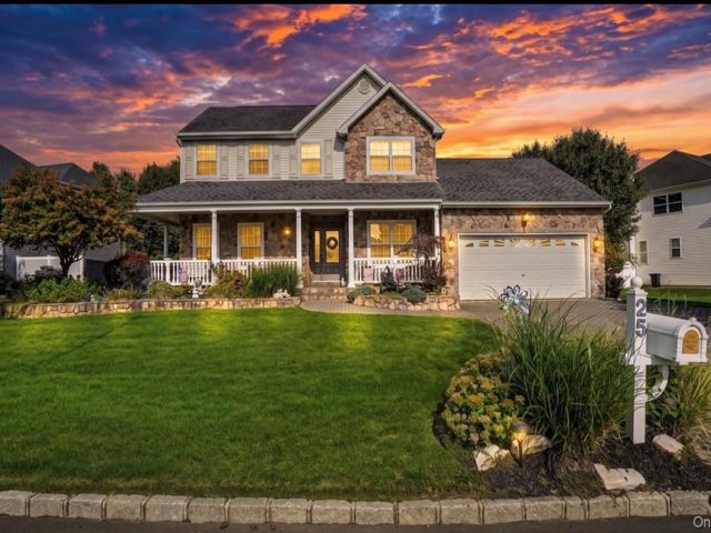  3 BR,  4.00 BTH &nbsp;Colonial style home in Holtsville