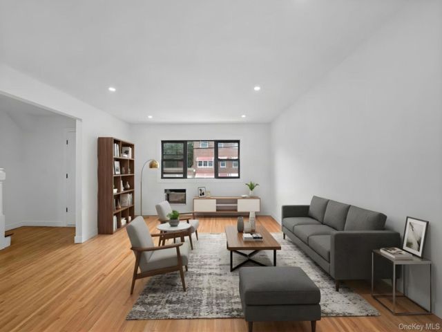  3 BR,  3.00 BTH &nbsp;House style home in Wakefield