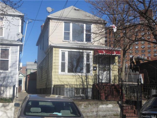  3 BR,  3.00 BTH &nbsp;Colonial style home in Corona