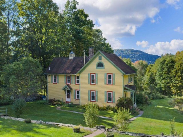  3 BR,  2.00 BTH &nbsp;Farmhouse style home in Walton