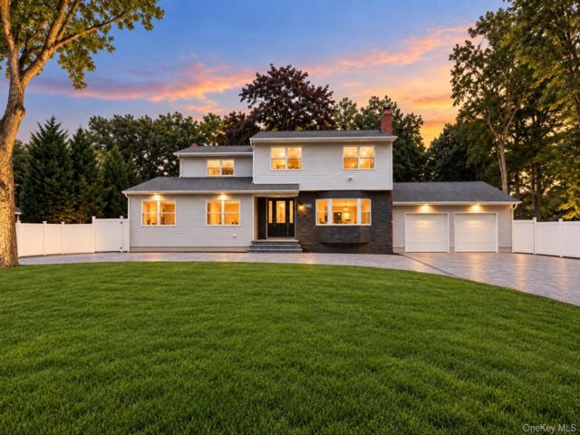  5 BR,  5.00 BTH &nbsp;Colonial style home in Dix Hills