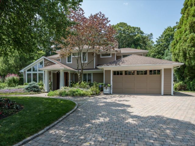  6 BR,  5.00 BTH &nbsp;Contemporary style home in Muttontown