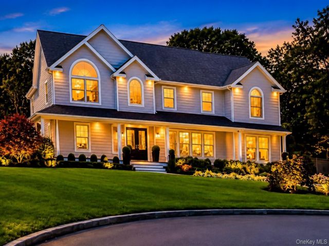  5 BR,  5.00 BTH &nbsp;Post modern style home in East Moriches