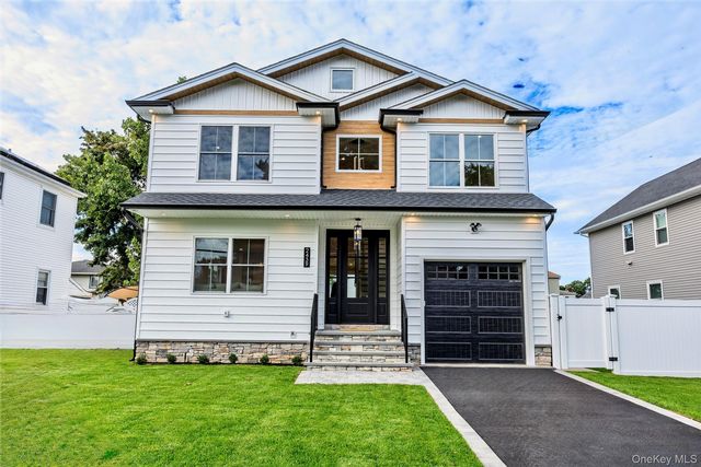  4 BR,  4.00 BTH &nbsp;Colonial style home in Bellmore
