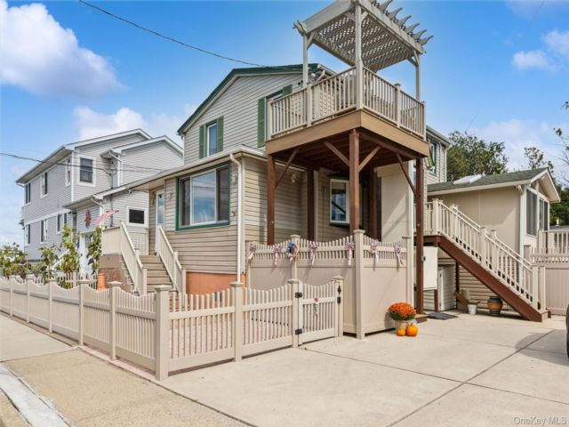  2 BR,  1.00 BTH &nbsp;Contemporary style home in Island Park