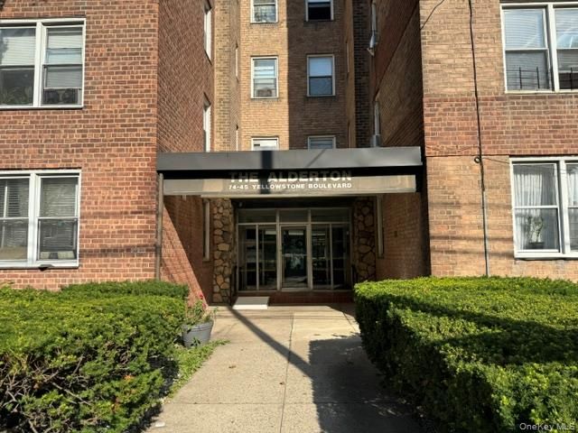  1 BR,  1.00 BTH &nbsp;Mid rise style home in Rego Park