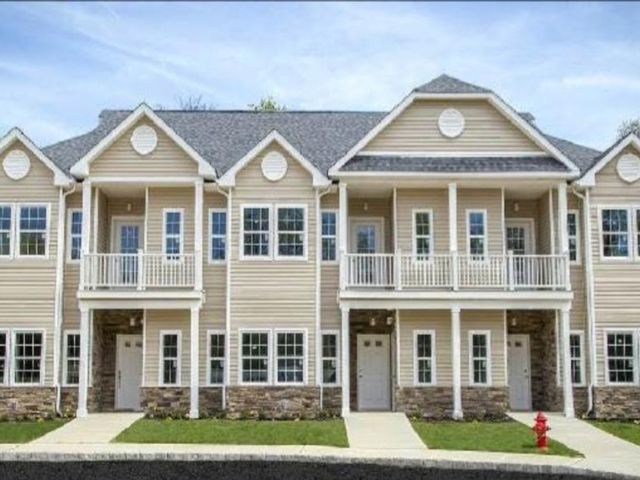  2 BR,  2.00 BTH &nbsp;Other style home in Islip Terrace