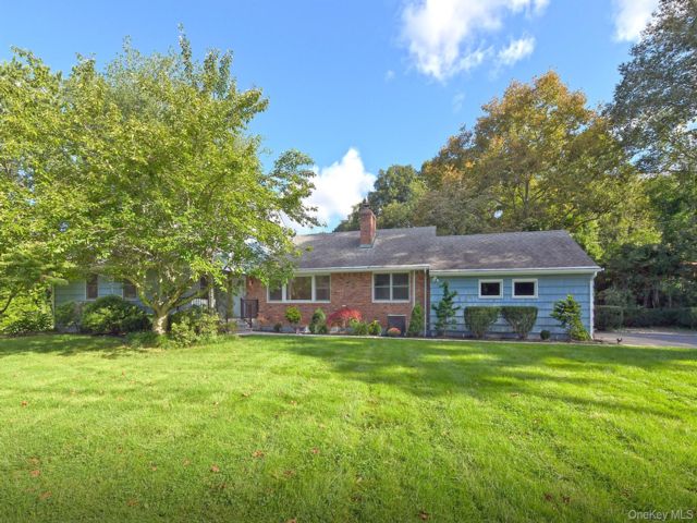  4 BR,  3.00 BTH &nbsp;Exp cape style home in Muttontown