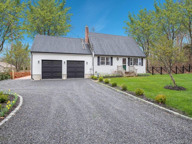  3 BR,  4.00 BTH &nbsp;Exp cape style home in Hampton Bays