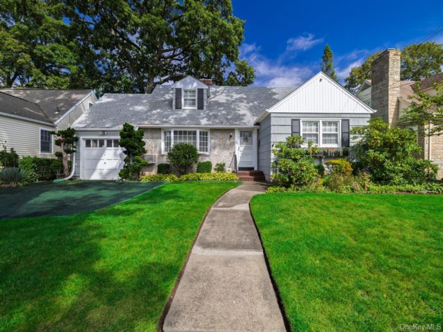  4 BR,  2.00 BTH &nbsp;Cape cod style home in Valley Stream