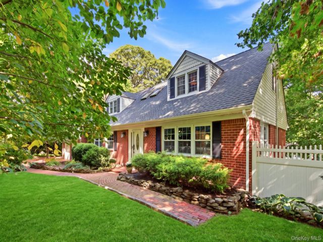  4 BR,  4.00 BTH &nbsp;Traditional style home in Centerport