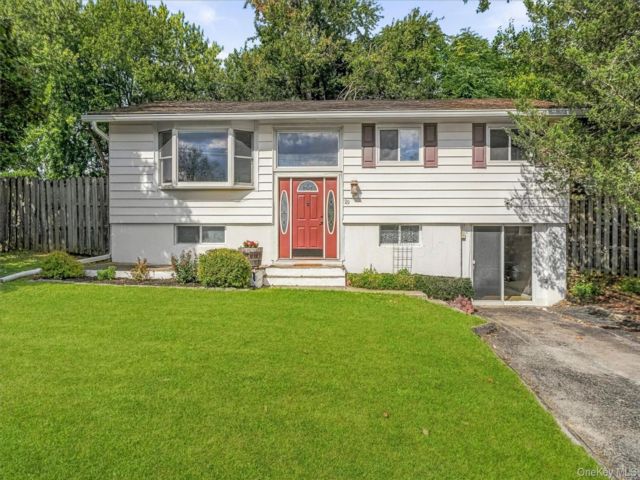  3 BR,  2.00 BTH &nbsp;Raised ranch style home in Fishkill