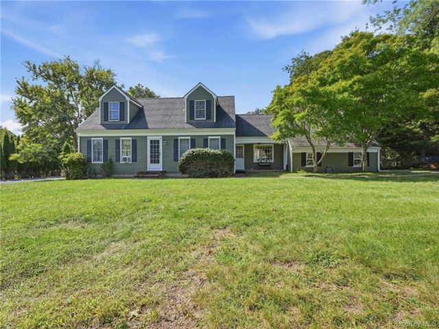  4 BR,  2.00 BTH &nbsp;Cape cod style home in Wading River