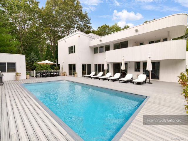  4 BR,  4.00 BTH &nbsp;Other style home in East Hampton