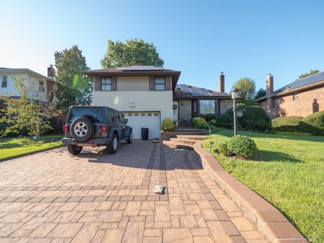  3 BR,  3.00 BTH &nbsp;Ranch style home in Westbury