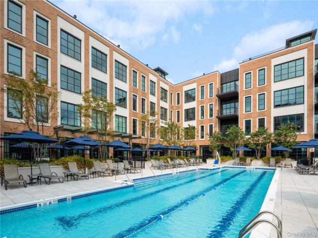  2 BR,  2.00 BTH &nbsp;Other style home in Glen Cove