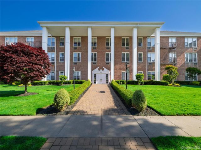  2 BR,  2.00 BTH &nbsp;Mid rise style home in Rockville Centre