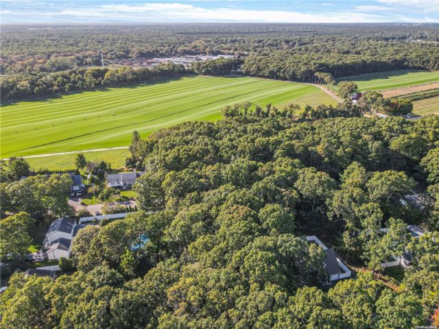 Lot <b>Size:</b> 100x200 &nbsp;Land style home in Moriches