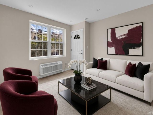  6 BR,  4.00 BTH &nbsp;Other style home in Wakefield