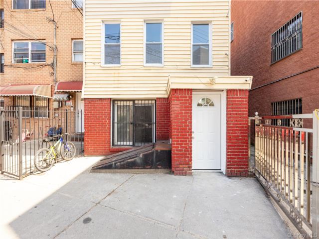  7 BR,  1.00 BTH &nbsp;House style home in Corona