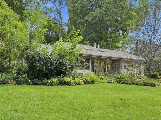  3 BR,  2.00 BTH &nbsp;Ranch style home in Miller Place