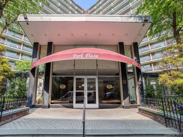  2 BR,  2.00 BTH &nbsp;High rise style home in Rego Park