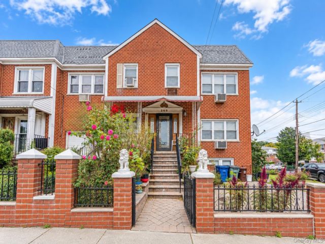 7 BR,  5.00 BTH &nbsp;House style home in Throggs Neck