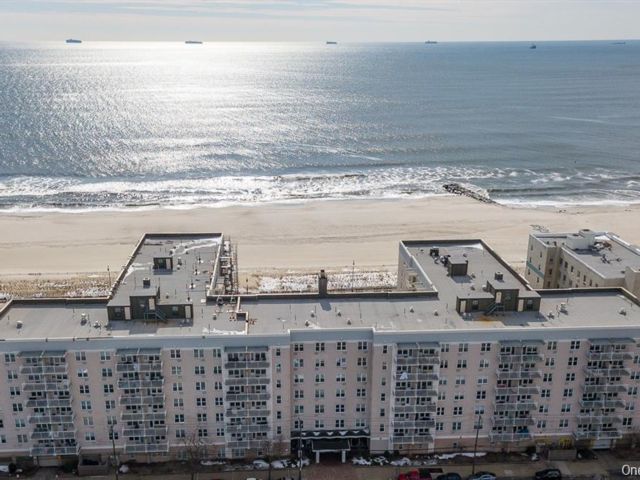  1 BR,  1.00 BTH &nbsp;Mid rise style home in Long Beach