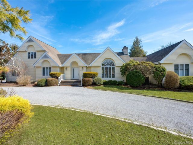  4 BR,  5.00 BTH &nbsp;Contemporary style home in Remsenburg