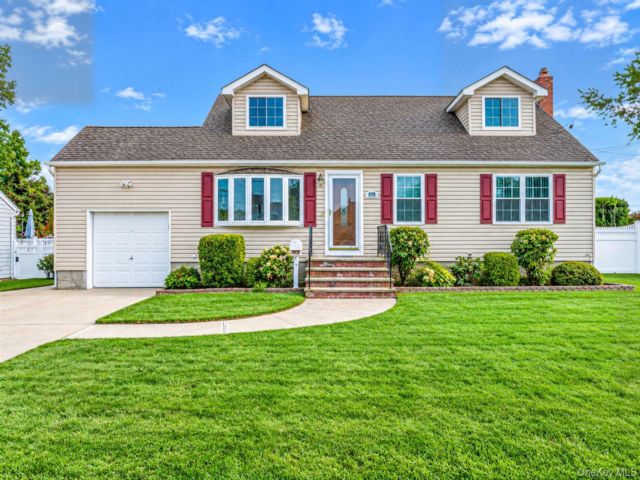  5 BR,  3.00 BTH &nbsp;Exp cape style home in West Babylon
