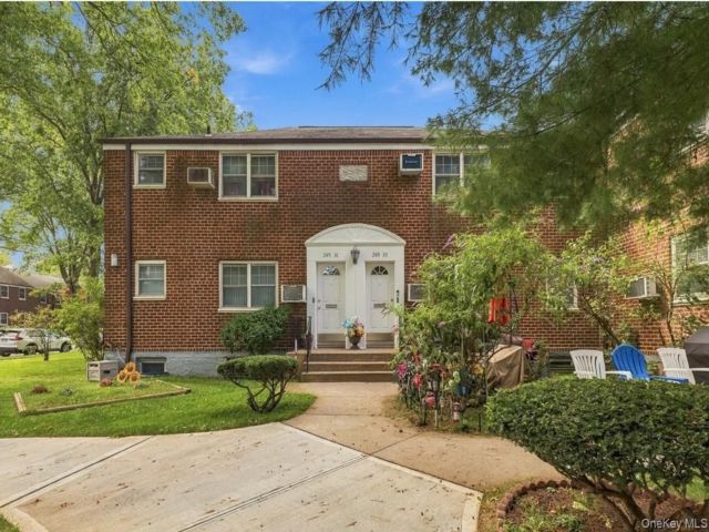  1 BR,  1.00 BTH &nbsp;Garden style home in Little Neck