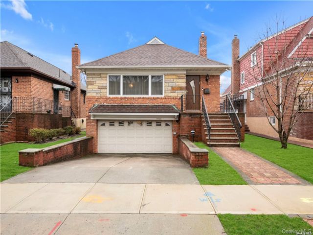  5 BR,  4.00 BTH &nbsp;Colonial style home in Rego Park