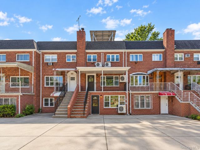  6 BR,  4.00 BTH &nbsp;House style home in Flushing