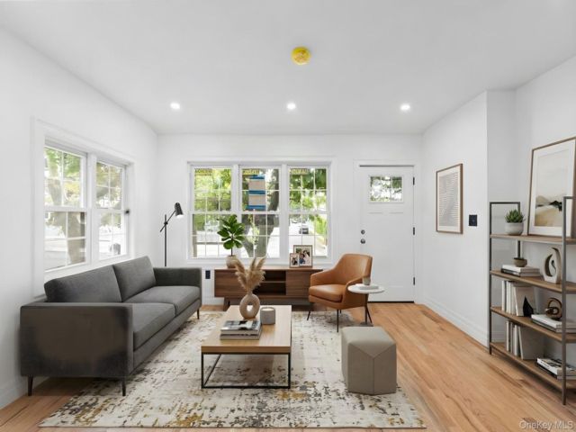  5 BR,  3.00 BTH &nbsp;House style home in Saint Albans