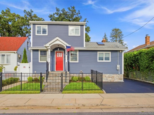  3 BR,  2.00 BTH &nbsp;Includes legal  style home in Lindenhurst