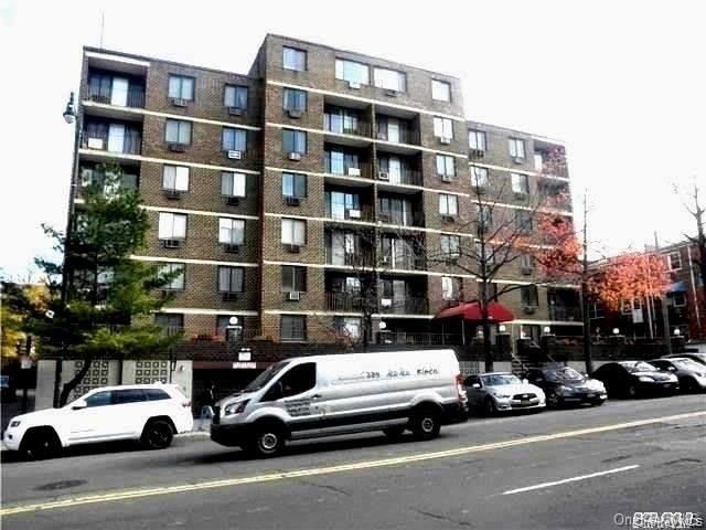  2 BR,  2.00 BTH &nbsp;Condo style home in Flushing
