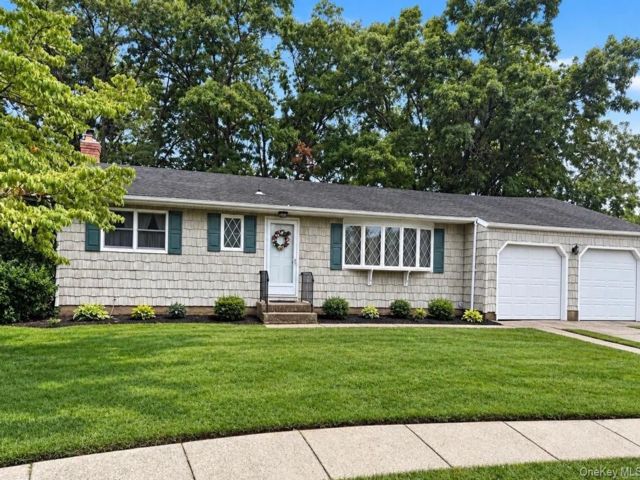  3 BR,  2.00 BTH &nbsp;Ranch style home in Holbrook