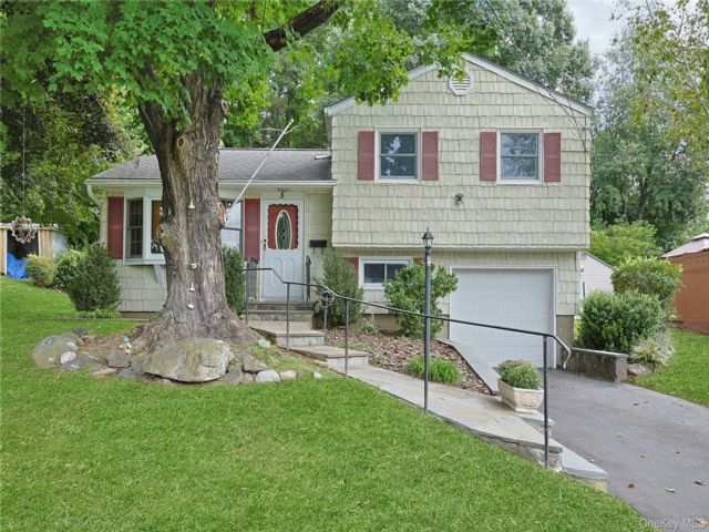  3 BR,  1.00 BTH &nbsp;Split level style home in Montrose